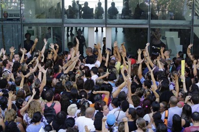 Protesto de professores municipais provoca tumulto na Câmara