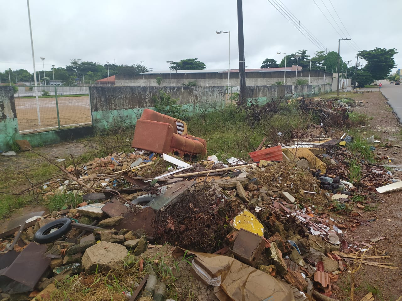 IMUNDÍCIE: Entorno de praça de esportes vira lixão no Centro de Porto Velho