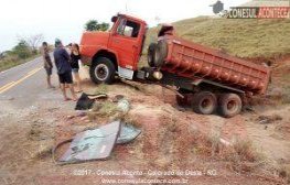 BR-435: Caminhão carregado de areia capota próximo a curva da banana