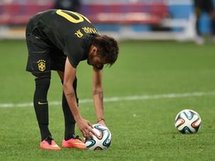 COPA 2014 - Neymar vai mal em ultimo treino e se irrita 