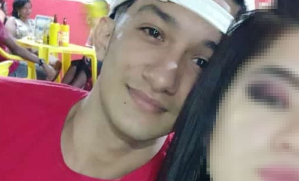 NA HORA: Filho de policial morre ao bater moto em caminhão na marginal da BR-364