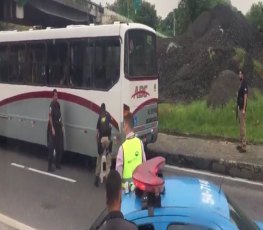 Assaltante sequestra ônibus, faz reféns e causa pânico 