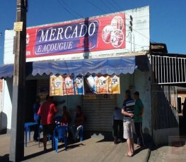 Homens armados assaltam mercado e fogem deixando vítimas amarradas