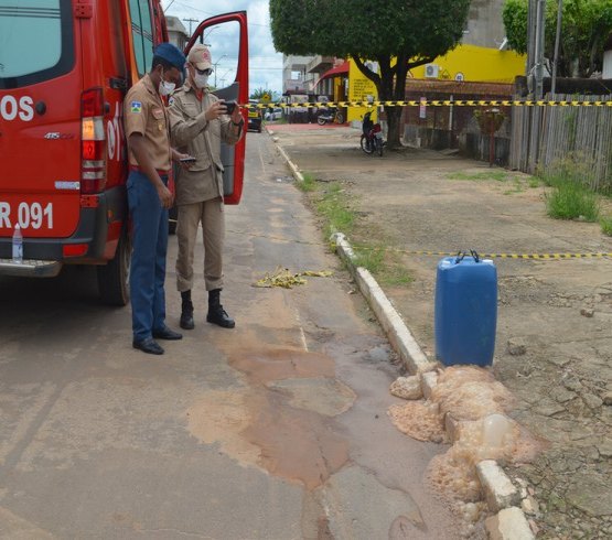 Recipiente abandonado com produto tóxico causa pânico em moradores