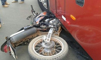 Homem rouba motocicleta e acaba atropelado por ônibus durante a fuga