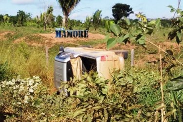 Caminhonete sai da pista e tomba às margens da BR 425 