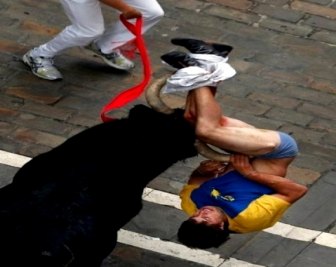 Homem tem a perna perfurada por touro em festival