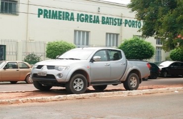 CENA DA CIDADE – Caminhonete do interior desrespeita sinalização e abusa da imprudência