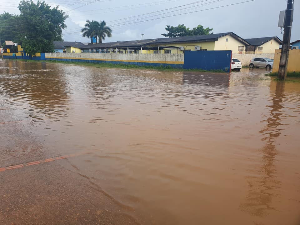 SEM DRENAGEM: Chuva deixa ruas da capital alagadas e mostra descaso da prefeitura