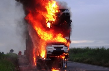 PRESIDENTE MÉDICI - Carreta cegonha  pega fogo na BR-364 - Fotos