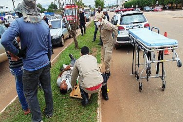 TRÂNSITO PERIGOSO - Engavetamento de veículos deixa ferido ambulante em semáforo