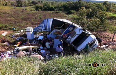 CACOAL – Caminhão de mudança capota na BR 364