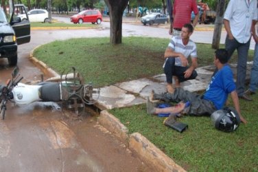 Motociclista perde controle de veículo e cai 