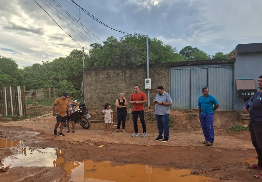 JÚNIOR QUEIROZ: Equipe do vereador acompanha serviços na Rua das Flores