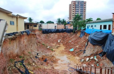 Buraco aberto para construção de edifício traz risco de desmoronamento de residências e proliferação da Dengue  