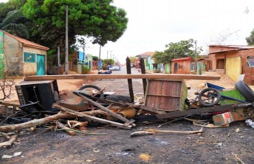 BLOQUEIO – Falta de asfalto em vias do bairro Conceição resulta em ondas de protestos – Fotos e vídeo