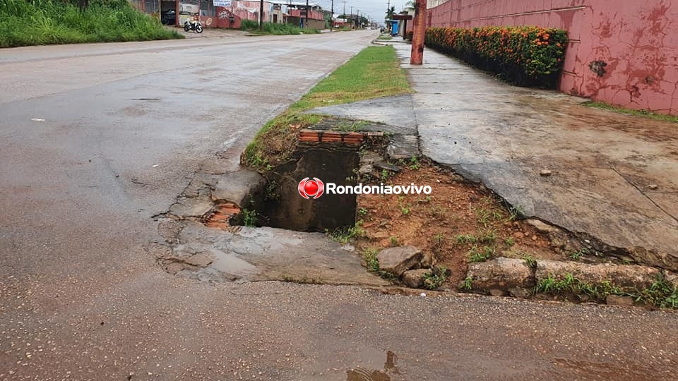 ENSANGUENTADO: Idoso cai em boca de lobo aberta e sem proteção, pertencente a prefeitura