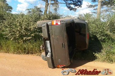 Motorista perde controle de camionete e capota na LH 160