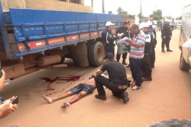 Motociclista morre em forte colisão com caminhão