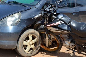 Moto fica “cravada” em carro