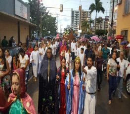 FÉ – Católicos enfrentam chuva e realizam procissão na capital