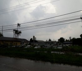 NA CAPITAL: Forte vento, com chuva, derruba outra parte do muro do Denarc