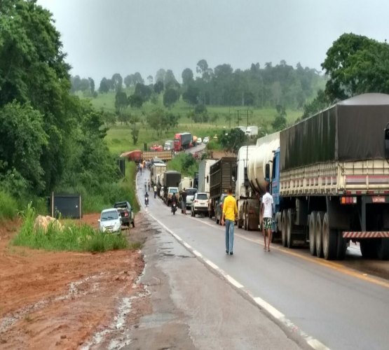 Carreta colide frontalmente com caminhão na BR 364 e faz uma vítima fatal