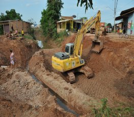 Prefeitura troca de tubulação no Canal do Tancredo Neves