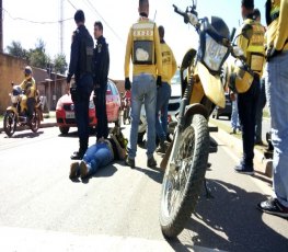 NA FAIXA - Passageira de mototaxista fica ferida em colisão com táxi