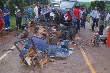 Colisão entre uno e caminhão deixa um morto e dois gravemente feridos