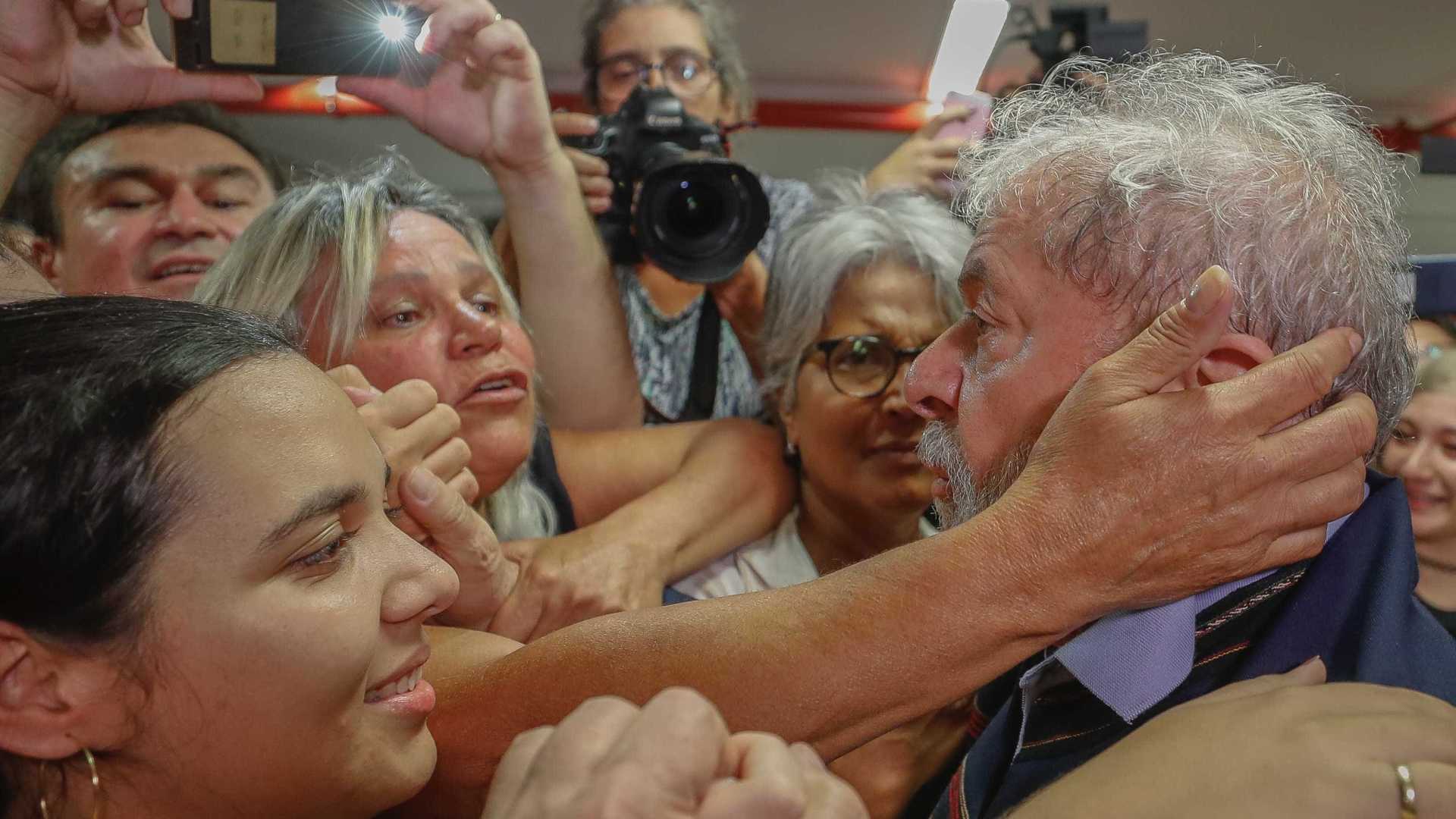 Lula está abatido e médico solicitou desfibrilador, diz site