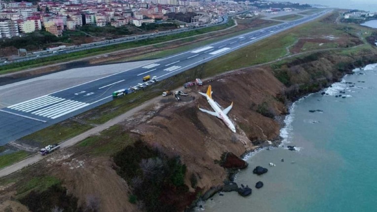 SUSTO: Avião derrapa na descida e cai em barranco