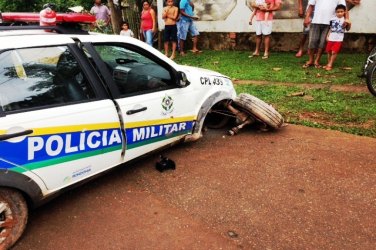 Viatura da PM bate em muro de residência e deixa três policiais feridos - FOTOS