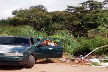 CENA DA CIDADE – Homem é flagrado jogando lixo em local impróprio