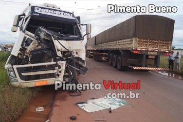 Cabine de carreta fica destruída mas motorista sai ileso de acidente