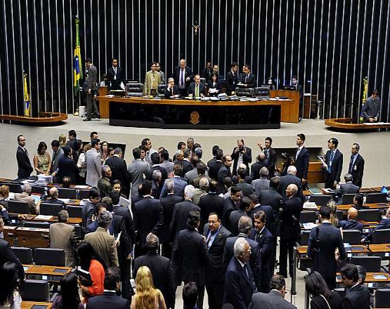 PEC que reduz cadeiras no Congresso deve ser apresentada hoje 