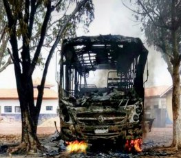 Ônibus pega fogo estacionado em pátio de escola