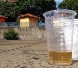 Menina desmaia em sala de aula após ingerir bebida alcoólica