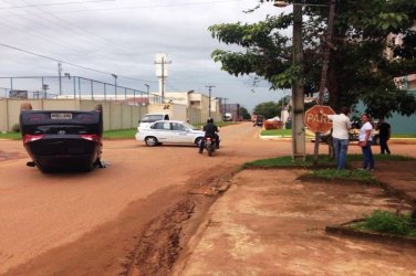 Automóvel capota durante acidente em via mal sinalizada na zona Leste
