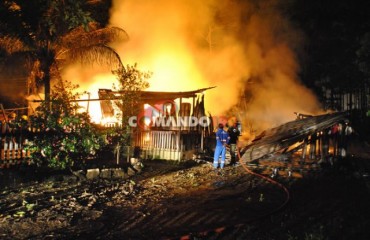 JI-PARANÁ - Incêndio destrói residências durante a madrugada