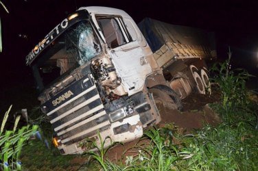 JI-PARANÁ  –  Carreteiro  embriagado invade pista contrária e bate em ônibus