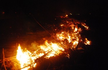 QUEIMADA – Incêndio em canteiro de obras de residencial da prefeitura, deixa bairro da zona Sul coberto de fumaça