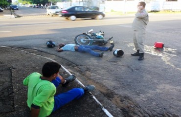 Motorista cruza pista e provoca acidente com motociclista