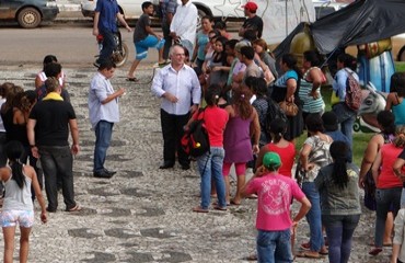 Prefeito conversa com manifestantes acampados em frente ao Palácio Tancredo Neves