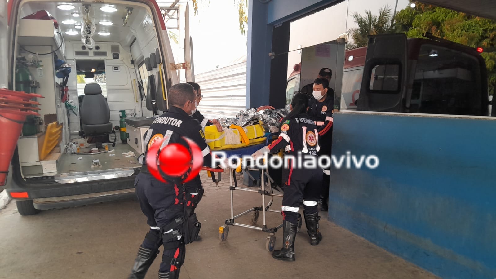 URGENTE: Motociclista fica desacordado após bater contra caminhonete 