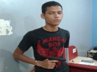 Polícia prende jovem portando arma similar
