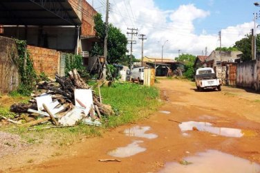 CENA DA CIDADE  - Trecho de rua da Vila Tupi é só o lixo e esquecido pela Prefeitura