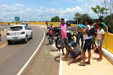 Motociclista bêbado quase cai da ponte do Rio Madeira