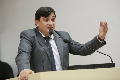 Cleiton Roque destaca asfaltamento de estrada em Chupinguaia