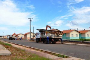 Energia chega e entrega de casas populares prevista para junho